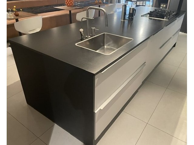 Luxe showroomkeuken, eggersmann | siemens, black oak | fronten glans wit en mat wit, 2015 - afbeelding 23 van  51