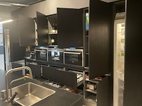 Luxe showroomkeuken, eggersmann | siemens, black oak | fronten glans wit en mat wit, 2015 - afbeelding 37 van  51