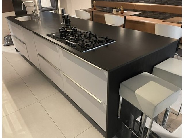Luxe showroomkeuken, eggersmann | siemens, black oak | fronten glans wit en mat wit, 2015 - afbeelding 34 van  51