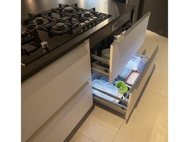 Luxe showroomkeuken, eggersmann | siemens, black oak | fronten glans wit en mat wit, 2015 - afbeelding 45 van  51
