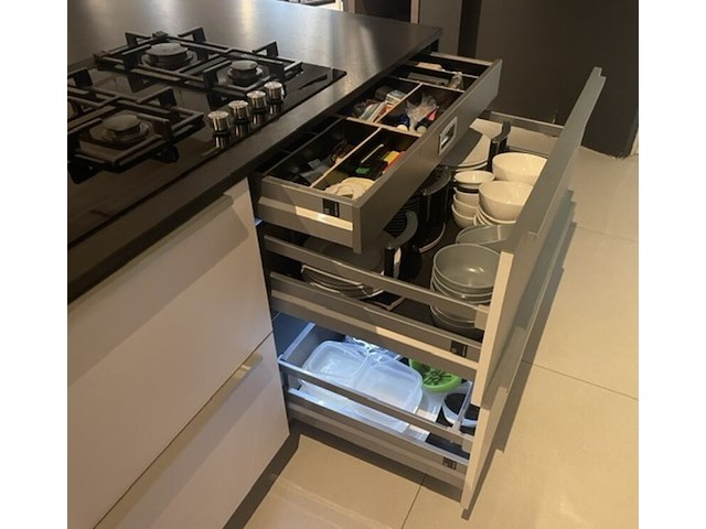 Luxe showroomkeuken, eggersmann | siemens, black oak | fronten glans wit en mat wit, 2015 - afbeelding 48 van  51