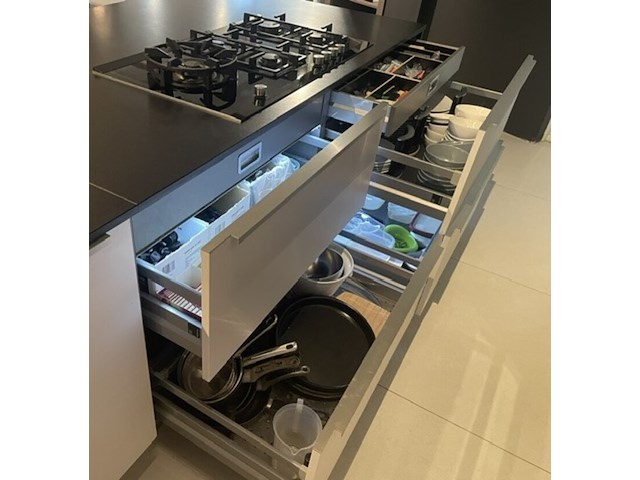 Luxe showroomkeuken, eggersmann | siemens, black oak | fronten glans wit en mat wit, 2015 - afbeelding 49 van  51