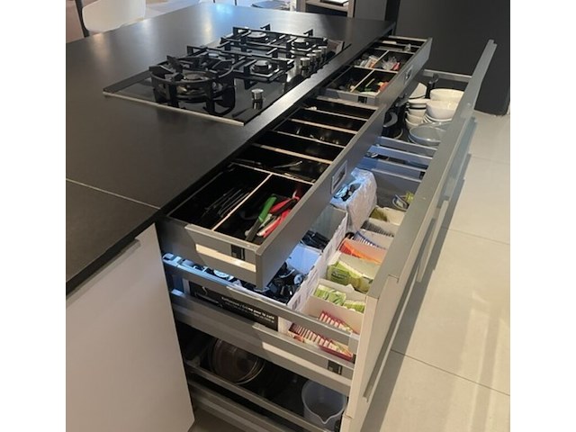 Luxe showroomkeuken, eggersmann | siemens, black oak | fronten glans wit en mat wit, 2015 - afbeelding 50 van  51