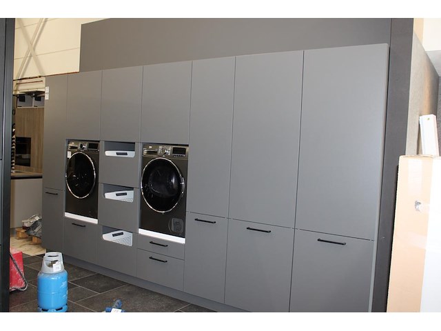 Luxe was- / kledingwand wand nolte met afmeting 390 x 58 x 223 cm. onderdeel van combinatiekavel c012 onderdeel van combinatiekavel combinatie van luxe was- / kledingwand nolte met met wascombinatie beko. kavel is combinatiekavel van de kavels c010 en c011. - afbeelding 2 van  7