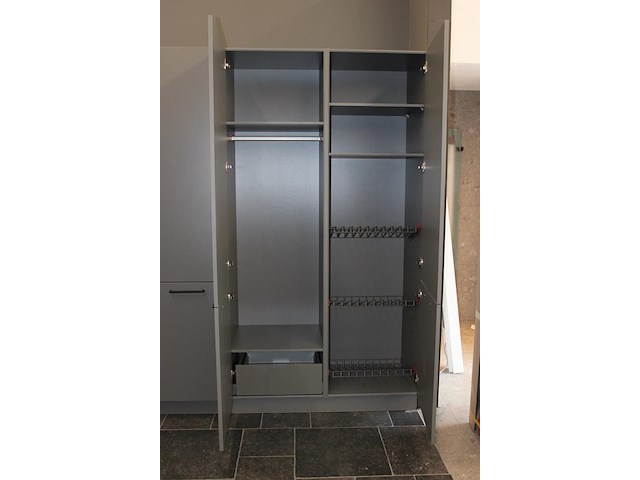 Luxe was- / kledingwand wand nolte met afmeting 390 x 58 x 223 cm. onderdeel van combinatiekavel c012 onderdeel van combinatiekavel combinatie van luxe was- / kledingwand nolte met met wascombinatie beko. kavel is combinatiekavel van de kavels c010 en c011. - afbeelding 3 van  7