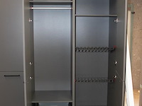 Luxe was- / kledingwand wand nolte met afmeting 390 x 58 x 223 cm. onderdeel van combinatiekavel c012 onderdeel van combinatiekavel combinatie van luxe was- / kledingwand nolte met met wascombinatie beko. kavel is combinatiekavel van de kavels c010 en c011. - afbeelding 3 van  7