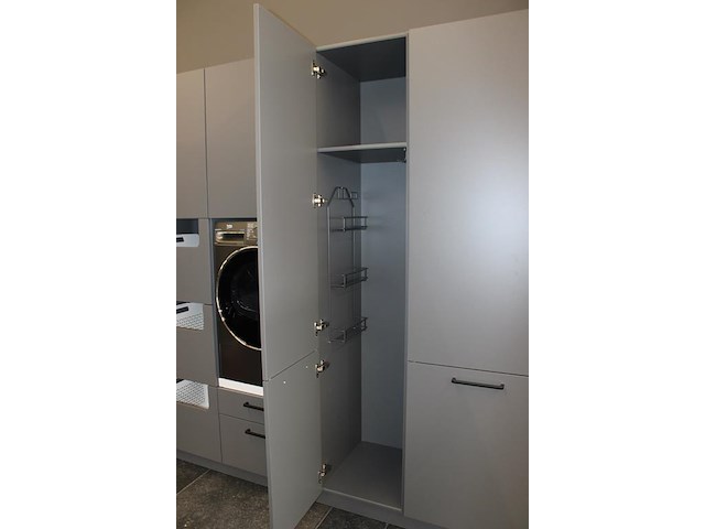 Luxe was- / kledingwand wand nolte met afmeting 390 x 58 x 223 cm. onderdeel van combinatiekavel c012 onderdeel van combinatiekavel combinatie van luxe was- / kledingwand nolte met met wascombinatie beko. kavel is combinatiekavel van de kavels c010 en c011. - afbeelding 4 van  7