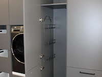 Luxe was- / kledingwand wand nolte met afmeting 390 x 58 x 223 cm. onderdeel van combinatiekavel c012 onderdeel van combinatiekavel combinatie van luxe was- / kledingwand nolte met met wascombinatie beko. kavel is combinatiekavel van de kavels c010 en c011. - afbeelding 4 van  7