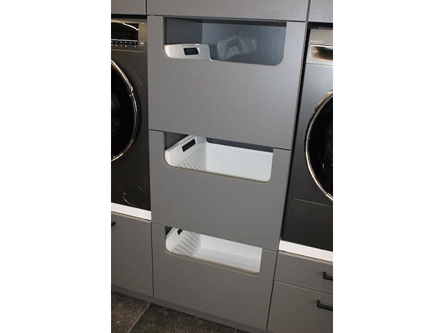 Luxe was- / kledingwand wand nolte met afmeting 390 x 58 x 223 cm. onderdeel van combinatiekavel c012 onderdeel van combinatiekavel combinatie van luxe was- / kledingwand nolte met met wascombinatie beko. kavel is combinatiekavel van de kavels c010 en c011. - afbeelding 5 van  7