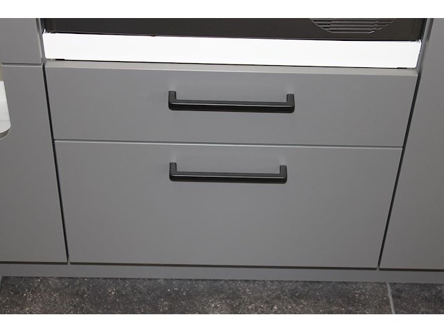 Luxe was- / kledingwand wand nolte met afmeting 390 x 58 x 223 cm. onderdeel van combinatiekavel c012 onderdeel van combinatiekavel combinatie van luxe was- / kledingwand nolte met met wascombinatie beko. kavel is combinatiekavel van de kavels c010 en c011. - afbeelding 6 van  7