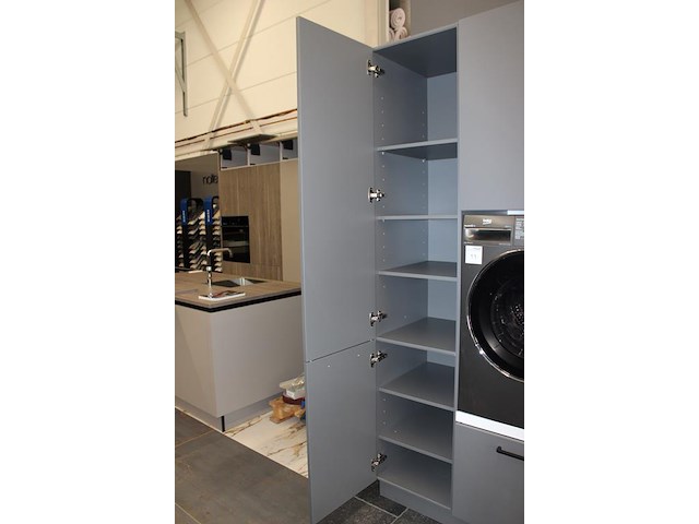 Luxe was- / kledingwand wand nolte met afmeting 390 x 58 x 223 cm. onderdeel van combinatiekavel c012 onderdeel van combinatiekavel combinatie van luxe was- / kledingwand nolte met met wascombinatie beko. kavel is combinatiekavel van de kavels c010 en c011. - afbeelding 7 van  7