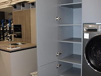 Luxe was- / kledingwand wand nolte met afmeting 390 x 58 x 223 cm. onderdeel van combinatiekavel c012 onderdeel van combinatiekavel combinatie van luxe was- / kledingwand nolte met met wascombinatie beko. kavel is combinatiekavel van de kavels c010 en c011. - afbeelding 7 van  7