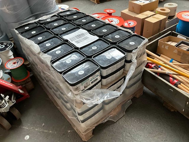 Luxens granit 2 pallet verf - afbeelding 1 van  7