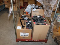 Maatschenkers en non-drip houders in 5 dozen. - afbeelding 1 van  3