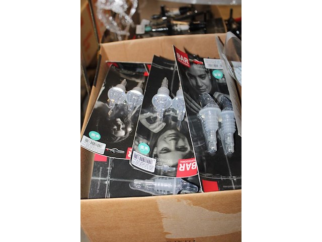 Maatschenkers en non-drip houders in 5 dozen. - afbeelding 3 van  3