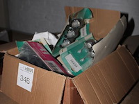 Maatschenkers en rubber kurken in doos. - afbeelding 2 van  2