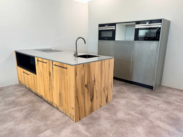 Maatwerk - showroomkeuken met apparatuur - afbeelding 1 van  6