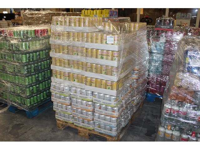Maaza en charlie's op pallet circa 1750 blikken tht oa 3-25 en 9-25. bod is inclusief 262,50 statiegeldwaarde - afbeelding 1 van  2