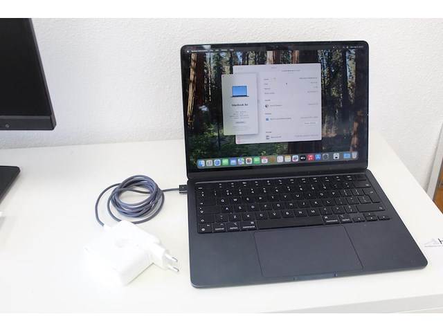 Macbook air m2 2022 14,2 model mly33n/a. werkgeheugen 8 gb. 256 gb ssd. maos sequoia. 13,6 inch terina disp... - afbeelding 1 van  4