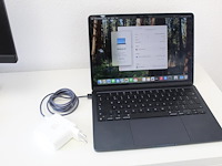 Macbook air m2 2022 14,2 model mly33n/a. werkgeheugen 8 gb. 256 gb ssd. maos sequoia. 13,6 inch terina disp...