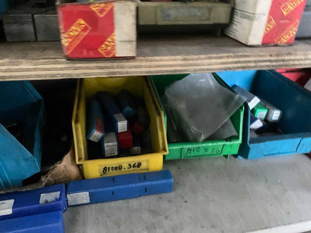 Machine toebehoren in kast - afbeelding 3 van  12