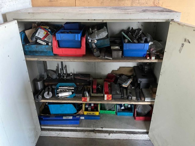 Machine toebehoren in kast - afbeelding 1 van  12