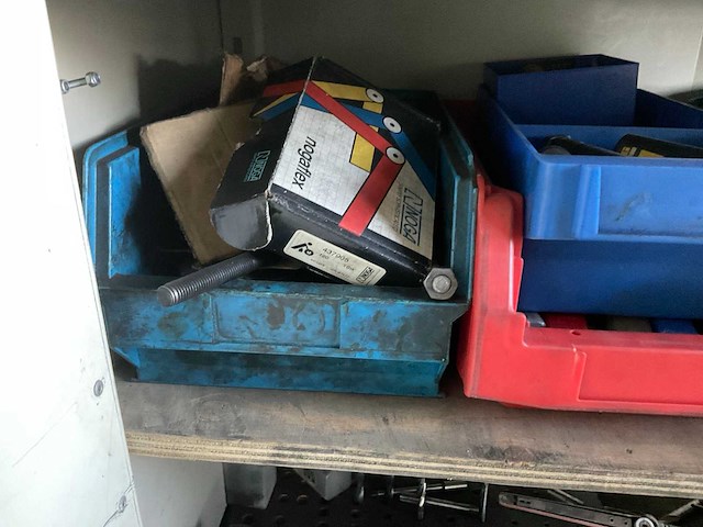 Machine toebehoren in kast - afbeelding 7 van  12