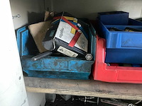 Machine toebehoren in kast - afbeelding 7 van  12