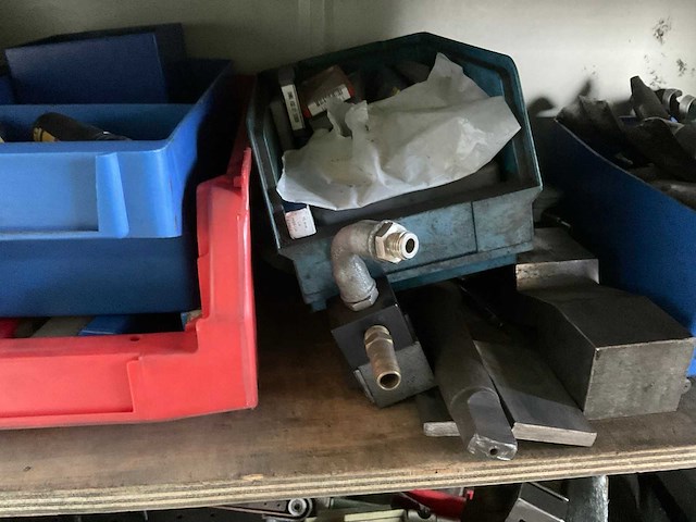 Machine toebehoren in kast - afbeelding 8 van  12