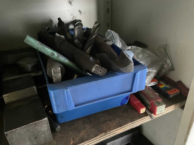 Machine toebehoren in kast - afbeelding 9 van  12