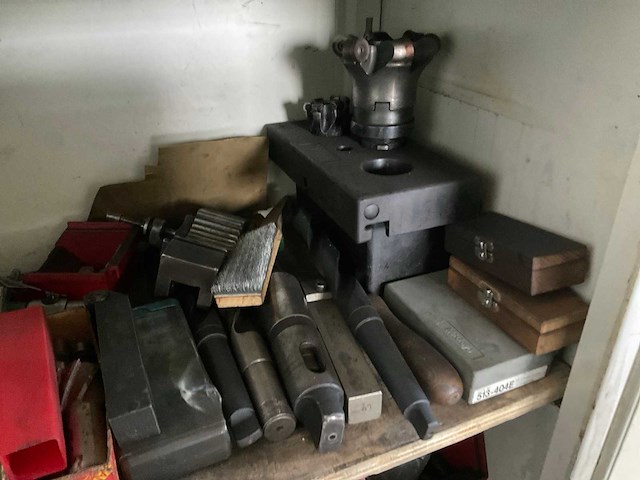 Machine toebehoren in kast - afbeelding 10 van  12