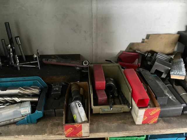 Machine toebehoren in kast - afbeelding 11 van  12