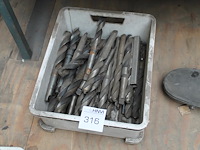 Machineboren in kunststof krat. - afbeelding 1 van  2