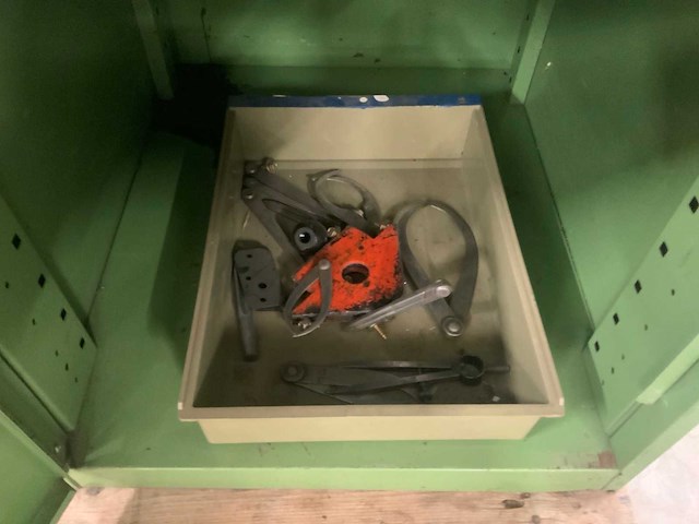 Machineklem en stalen kast met inhoud - afbeelding 1 van  1