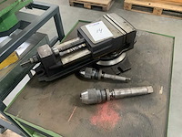 Machineklem en stalen kast met inhoud - afbeelding 1 van  5