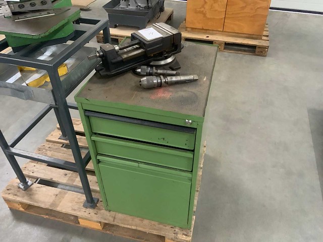 Machineklem en stalen kast met inhoud - afbeelding 2 van  5
