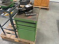 Machineklem en stalen kast met inhoud - afbeelding 2 van  5