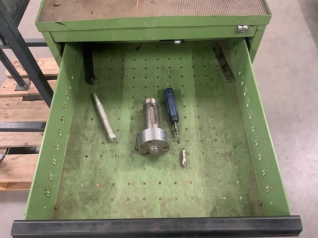 Machineklem en stalen kast met inhoud - afbeelding 3 van  5