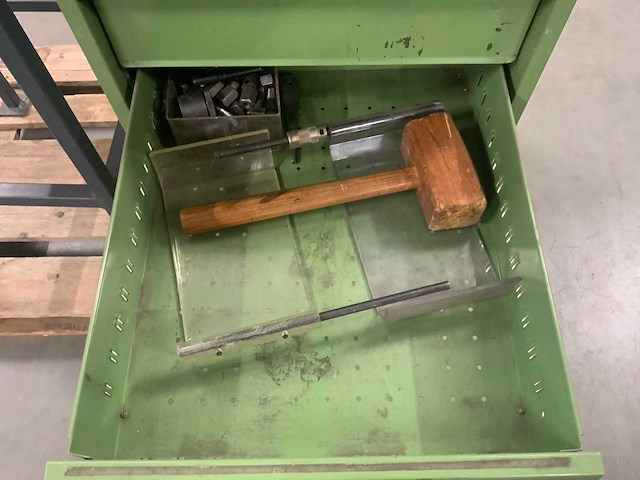 Machineklem en stalen kast met inhoud - afbeelding 4 van  5
