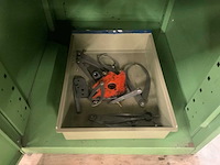 Machineklem en stalen kast met inhoud - afbeelding 5 van  5