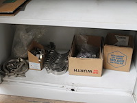 Machineonderdelen in kast w.o. tandwielen, lagers, veren, schakels, etc. - afbeelding 3 van  6