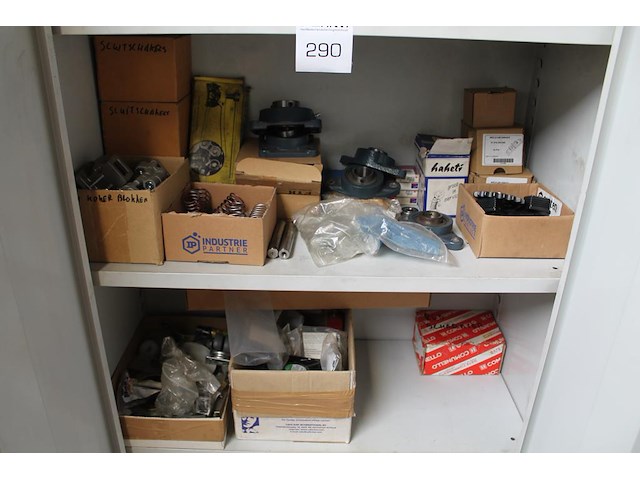 Machineonderdelen in kast w.o. tandwielen, lagers, veren, schakels, etc. - afbeelding 4 van  6