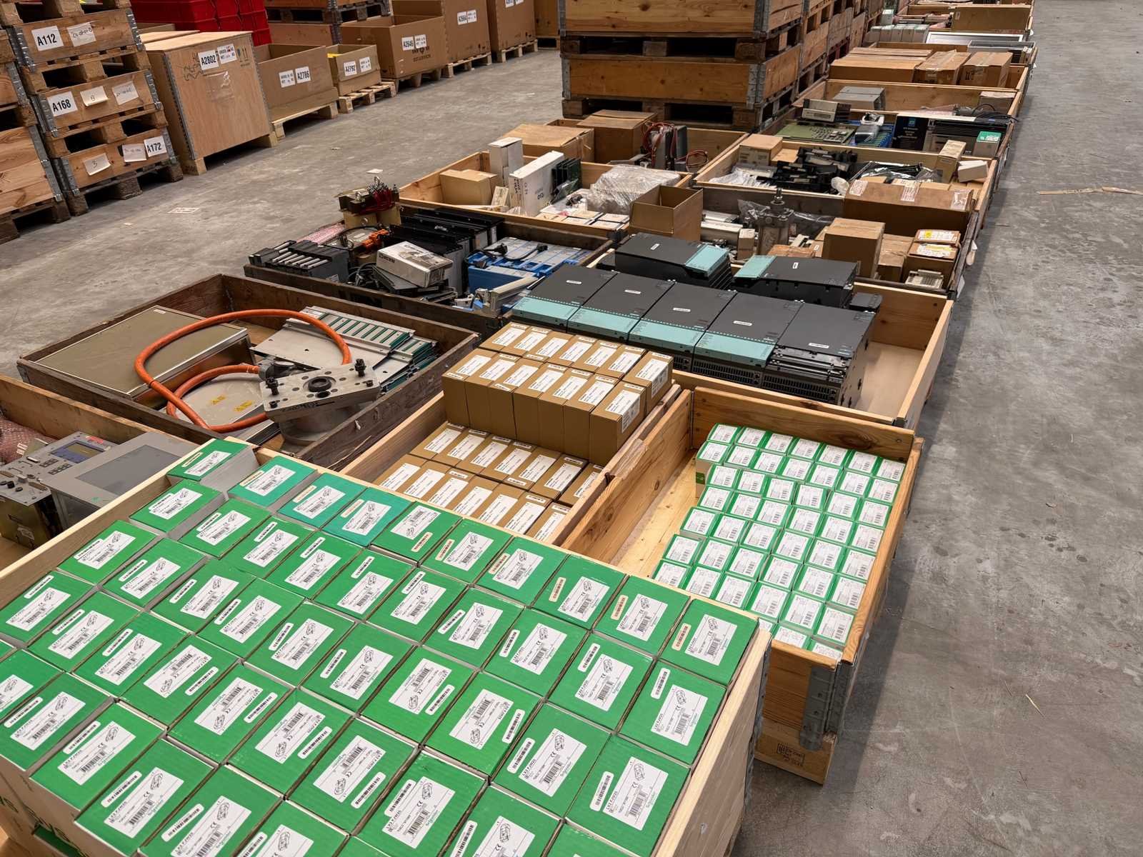 Machineonderdelen, industriële- en elektrocomponenten wegens magazijnopruiming