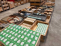 Machineonderdelen, industriële- en elektrocomponenten wegens magazijnopruiming