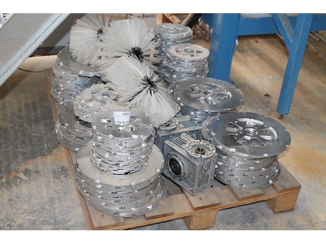 Machineonderdelen op pallet w.o. aluminium ringen. - afbeelding 1 van  2