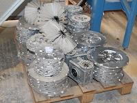 Machineonderdelen op pallet w.o. aluminium ringen. - afbeelding 1 van  2