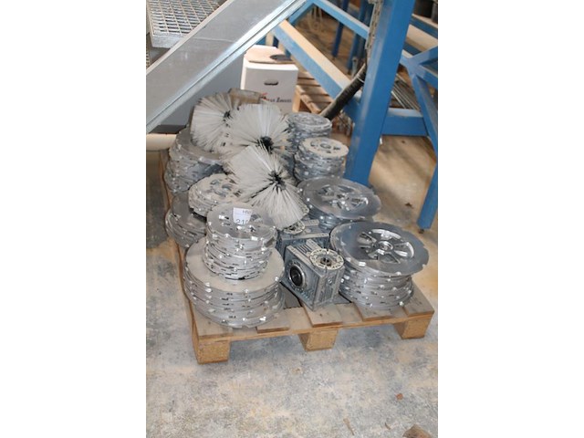 Machineonderdelen op pallet w.o. aluminium ringen. - afbeelding 2 van  2