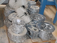 Machineonderdelen op pallet w.o. aluminium ringen. - afbeelding 2 van  2