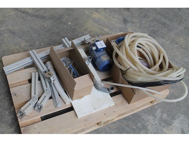Machineonderdelen op pallet w.o. elektromotor. - afbeelding 1 van  3