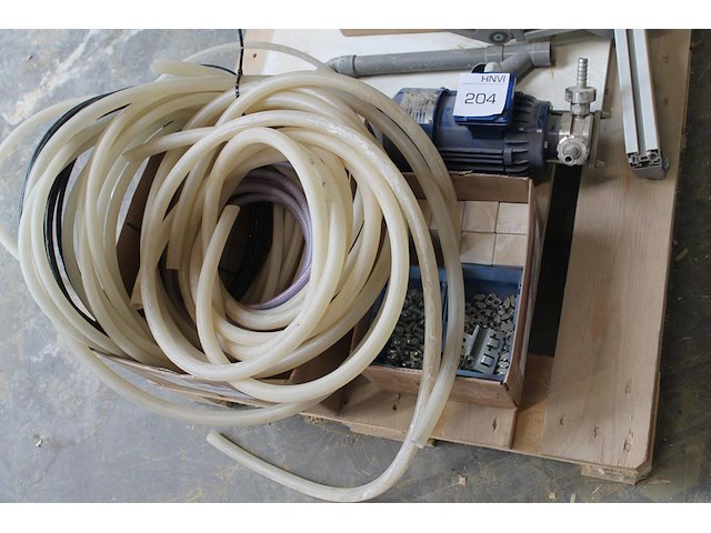 Machineonderdelen op pallet w.o. elektromotor. - afbeelding 2 van  3